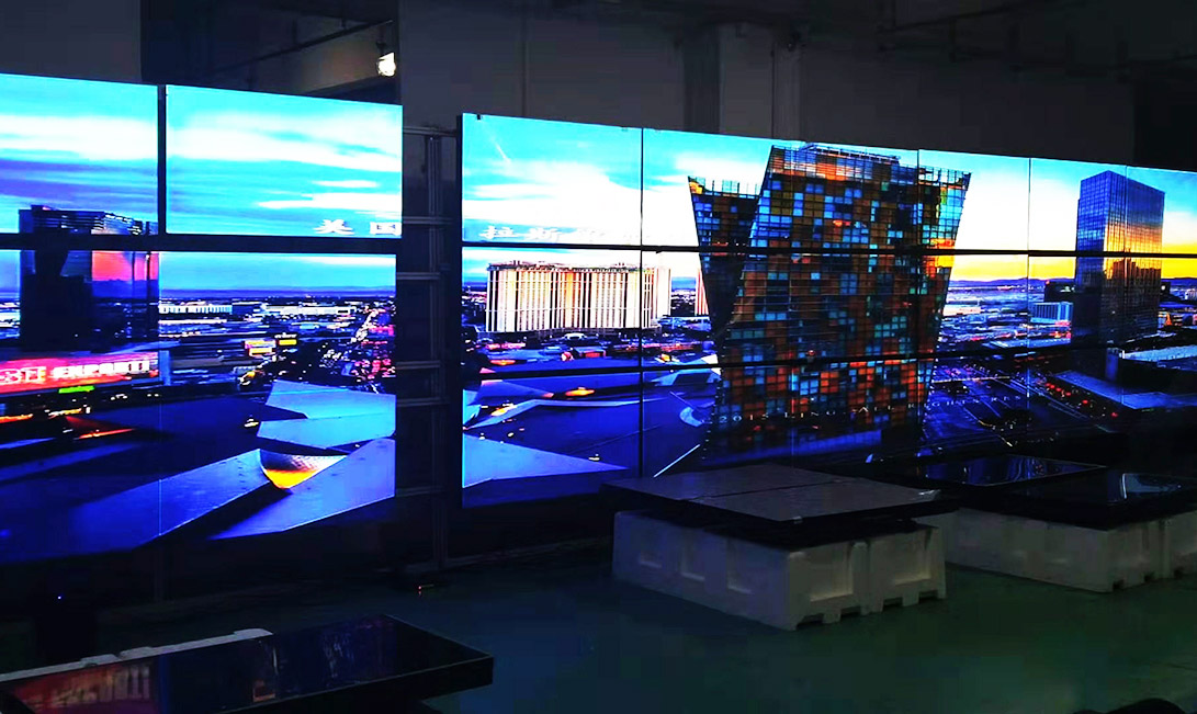 技術精湛<br/>專業的技術團隊，提供完整的無縫大屏拼接顯示方案